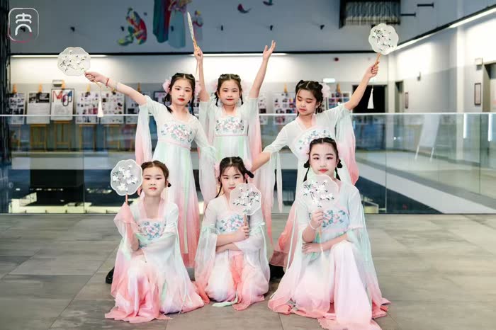 Uczennice w strojach hanfu z wachlarzami — Zespół Artystyczny Super Dream